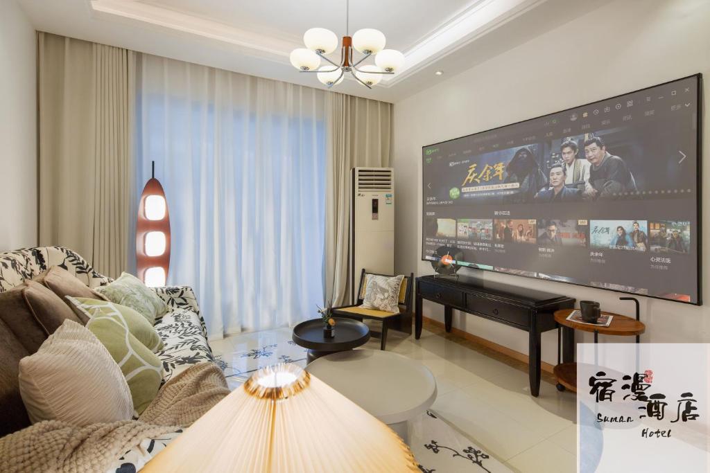 TV a/nebo společenská místnost v ubytování Su Man Designer River View Hotel宿漫设计师江景酒店重庆洪崖洞店