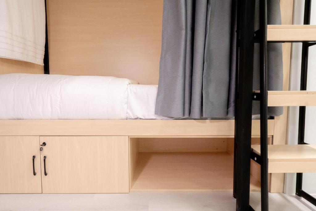 Code Hostel at Kampong Glam客房内的一张或多张床位