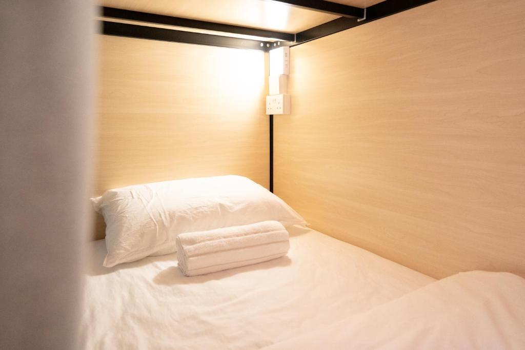 Code Hostel at Kampong Glam客房内的一张或多张床位