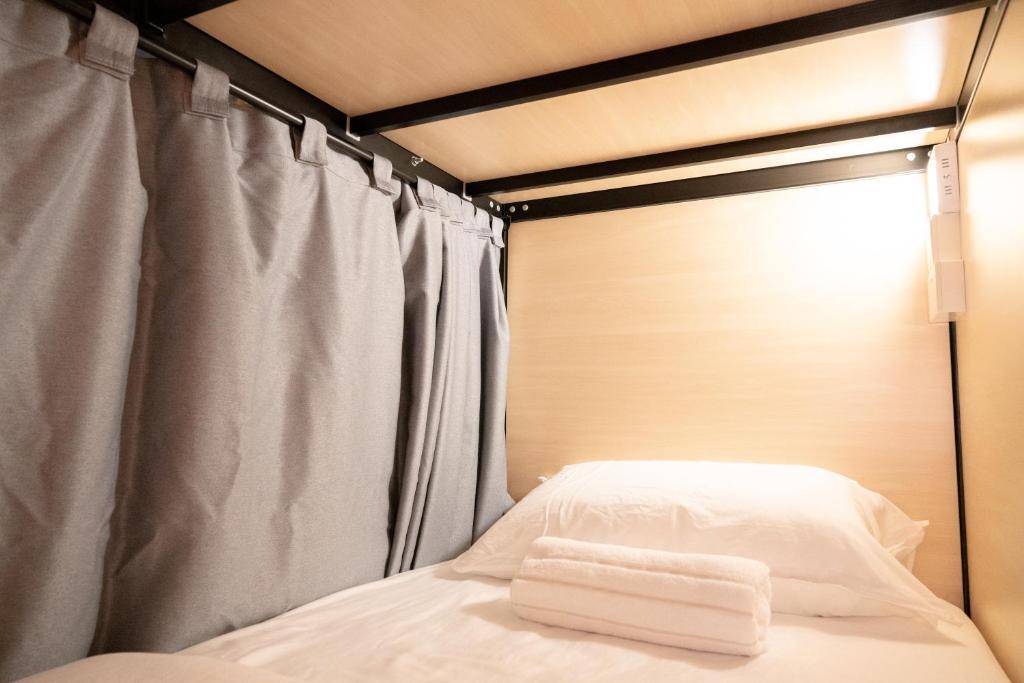 Code Hostel at Kampong Glam客房内的一张或多张床位