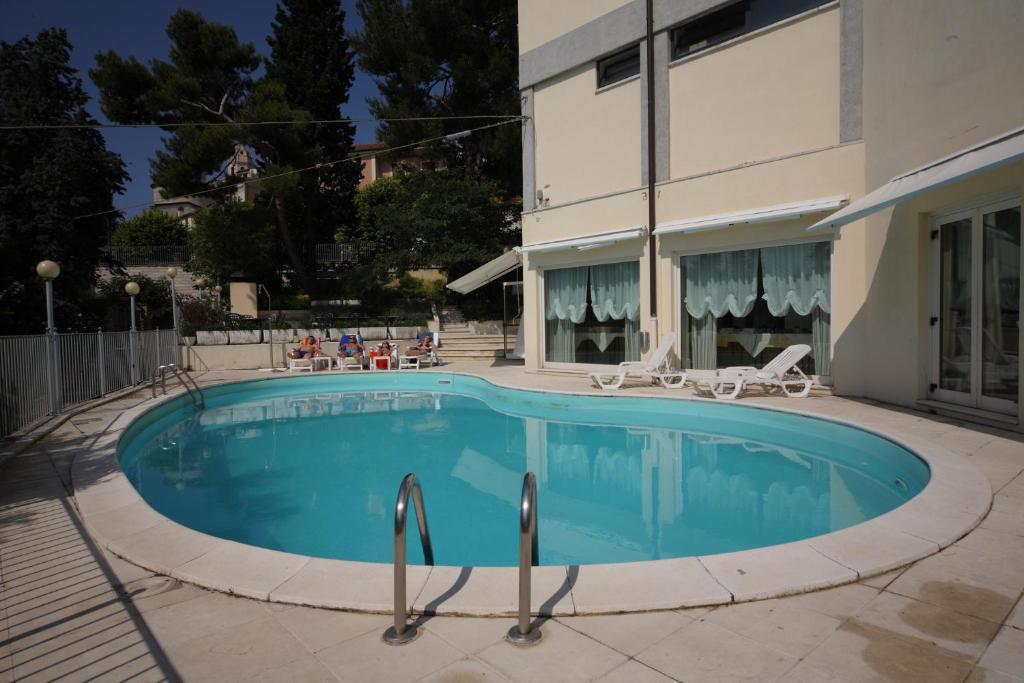 Bazén v ubytování Hotel Sirolo nebo v jeho okolí