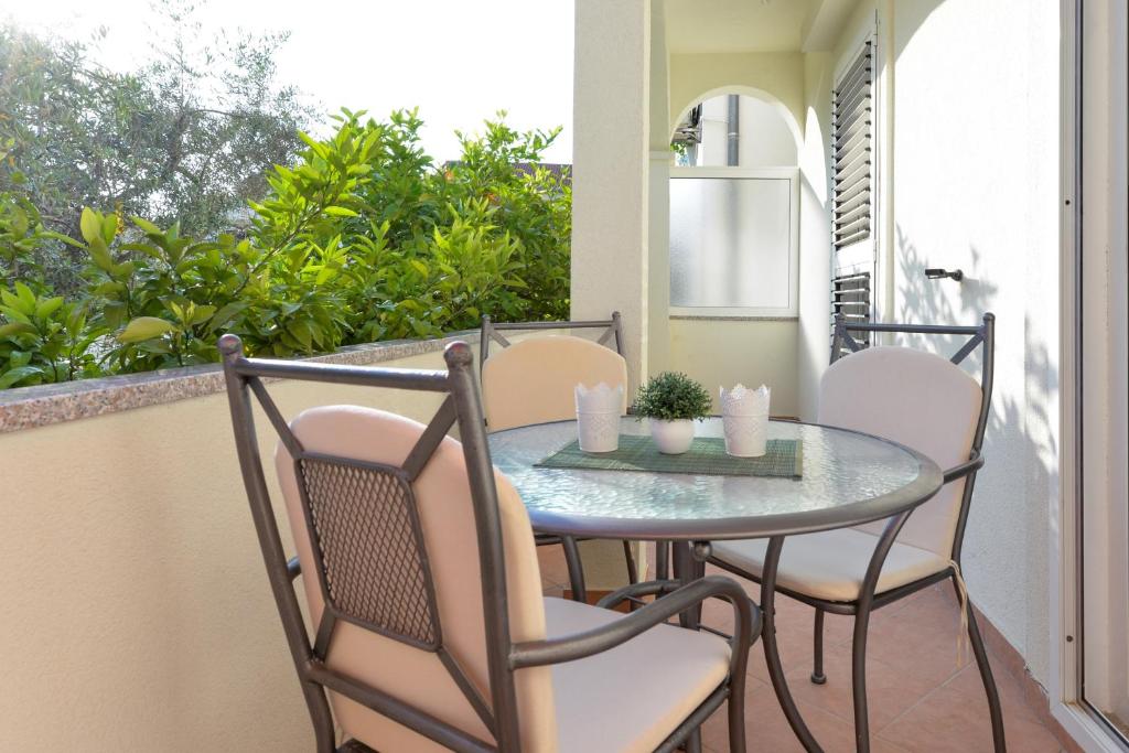 balcón con mesa y sillas en Apartments Doda, en Zadar