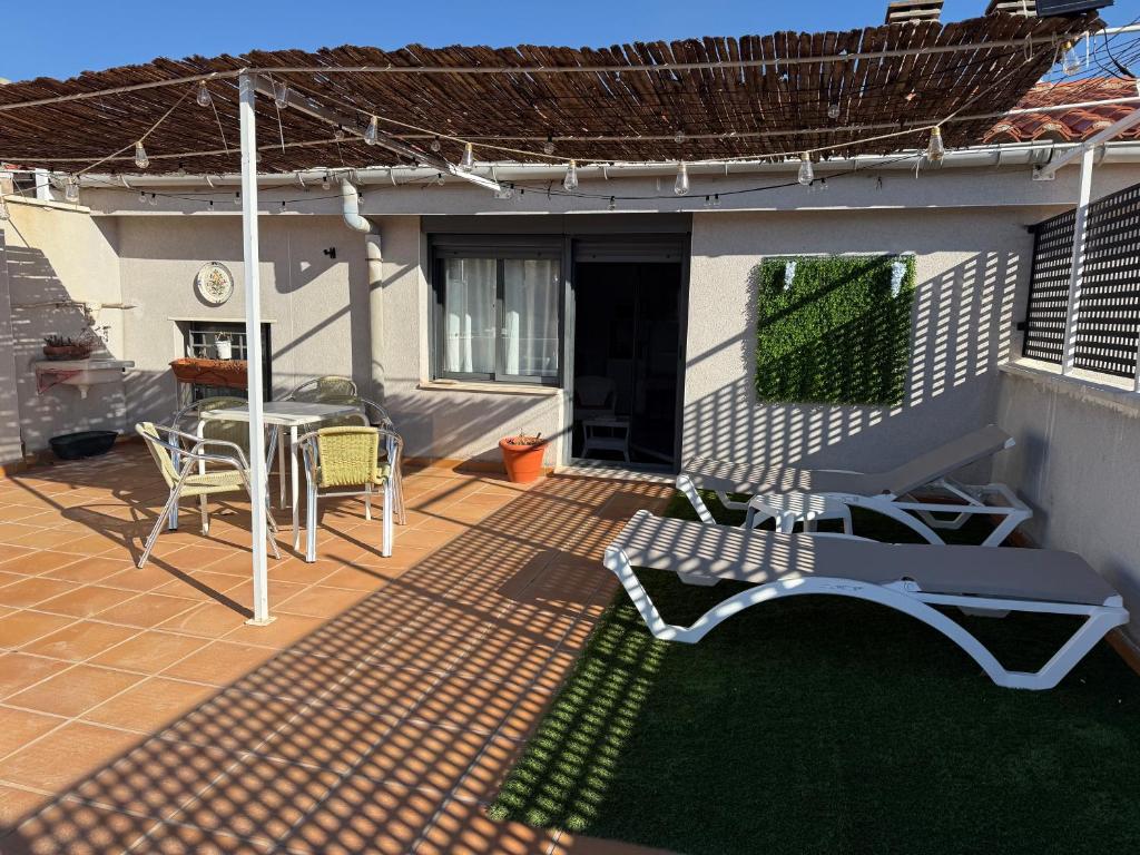 テルエルにあるLoft El Carmenの家の中のパティオ(テーブル、椅子付)