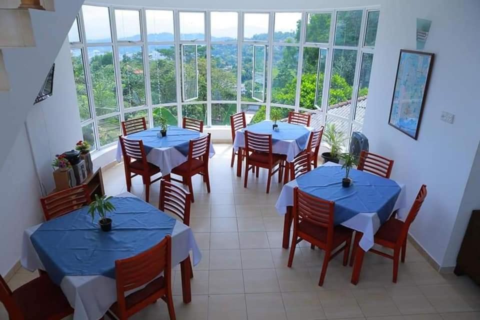 Restaurace v ubytování Kandyan View Holiday Bungalow'' FREE PICKUP FROM KANDY CITY''