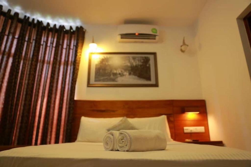 Postel nebo postele na pokoji v ubytování Kandyan View Holiday Bungalow'' FREE PICKUP FROM KANDY CITY''
