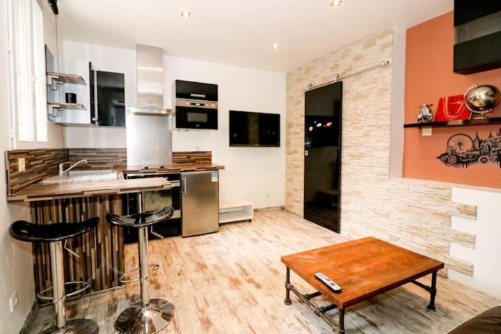 - une cuisine avec un comptoir et une table dans une pièce dans l'établissement Vintage, à Agde