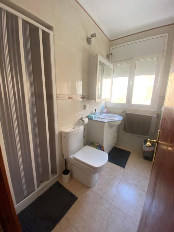 a bathroom with a toilet and a sink at Pisito bonito y funcional en Pineda De Mar in Pineda de Mar