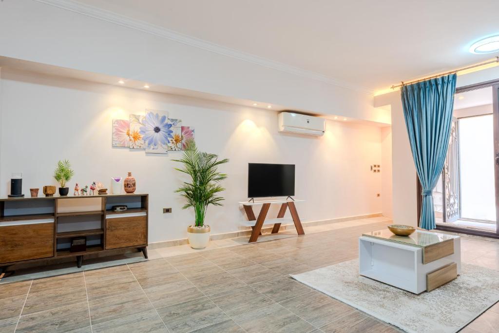 TV a/nebo společenská místnost v ubytování VESTA - El Sheikh Zayed Residence