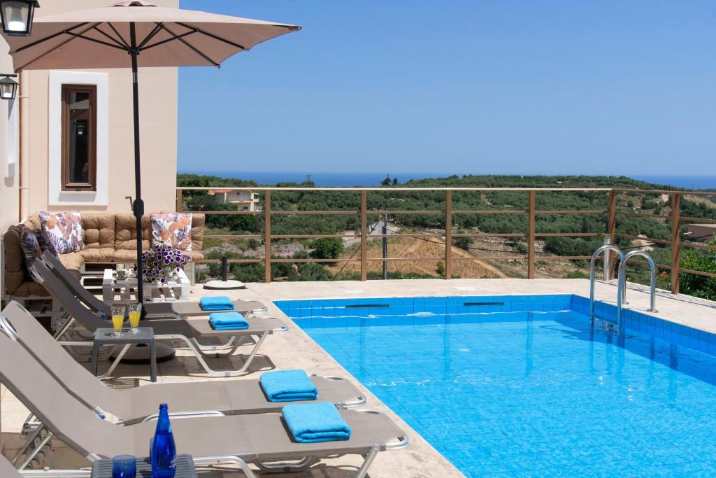Bazén v ubytování Cretan Sunny Villa nebo v jeho okolí