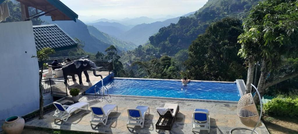 Nespecifikovaný výhled na hory nebo výhled na hory při pohledu z hotelu