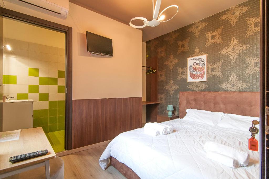 维罗纳Italstay - Nuova Residenza Romeo - Affittacamere的一间卧室，墙上有一张床和一台电视