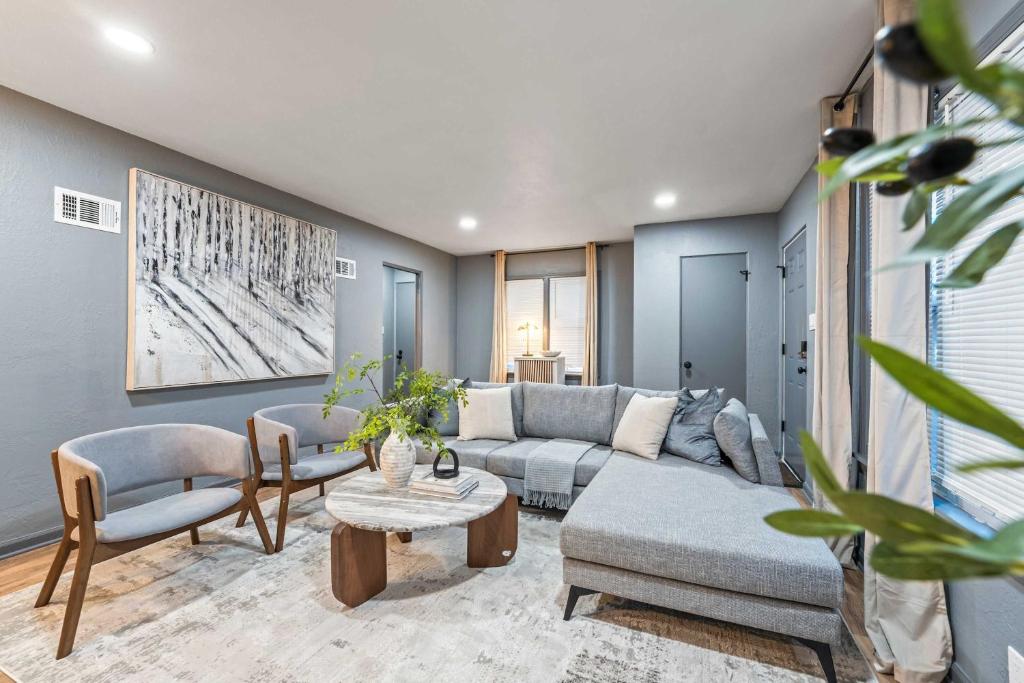 Χώρος καθιστικού στο Pool Table and Fireplace by LCP Collection