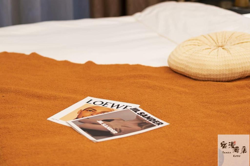 Postel nebo postele na pokoji v ubytování Su Man Designer River View Hotel宿漫设计师江景酒店重庆洪崖洞店
