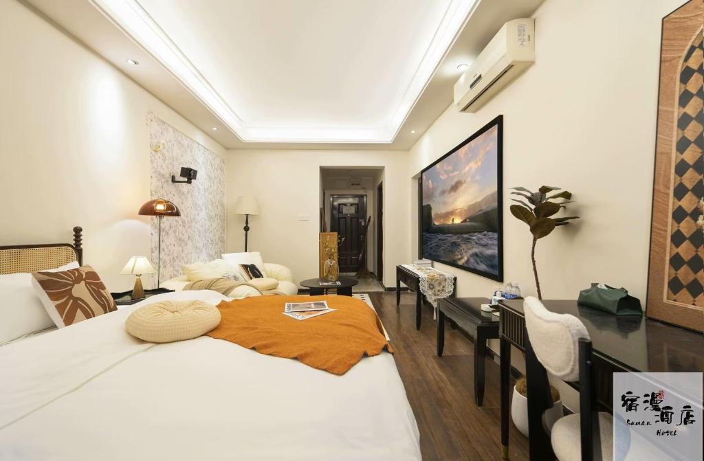 Postel nebo postele na pokoji v ubytování Su Man Designer River View Hotel宿漫设计师江景酒店重庆洪崖洞店