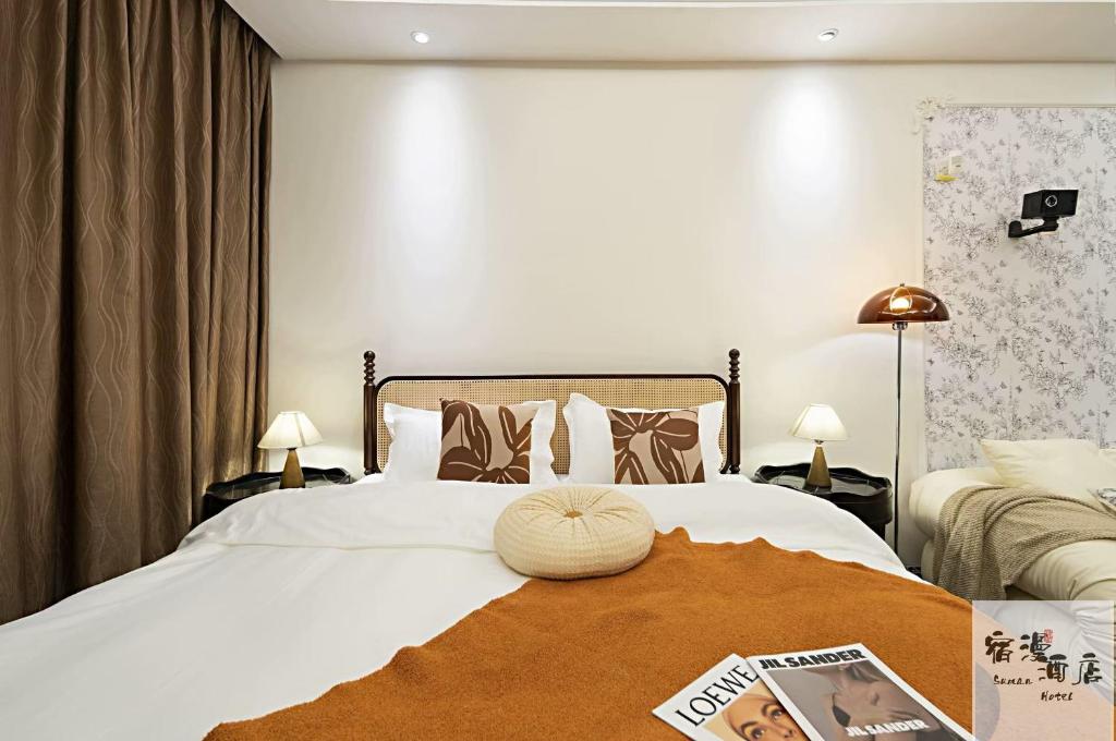 Postel nebo postele na pokoji v ubytování Su Man Designer River View Hotel宿漫设计师江景酒店重庆洪崖洞店