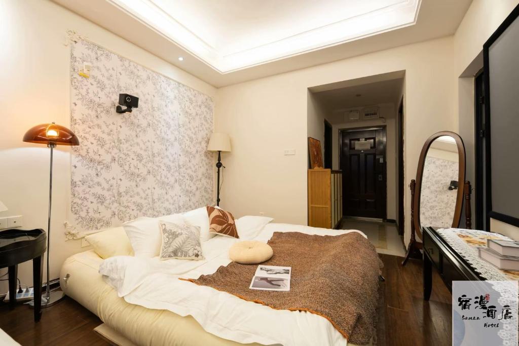 Postel nebo postele na pokoji v ubytování Su Man Designer River View Hotel宿漫设计师江景酒店重庆洪崖洞店