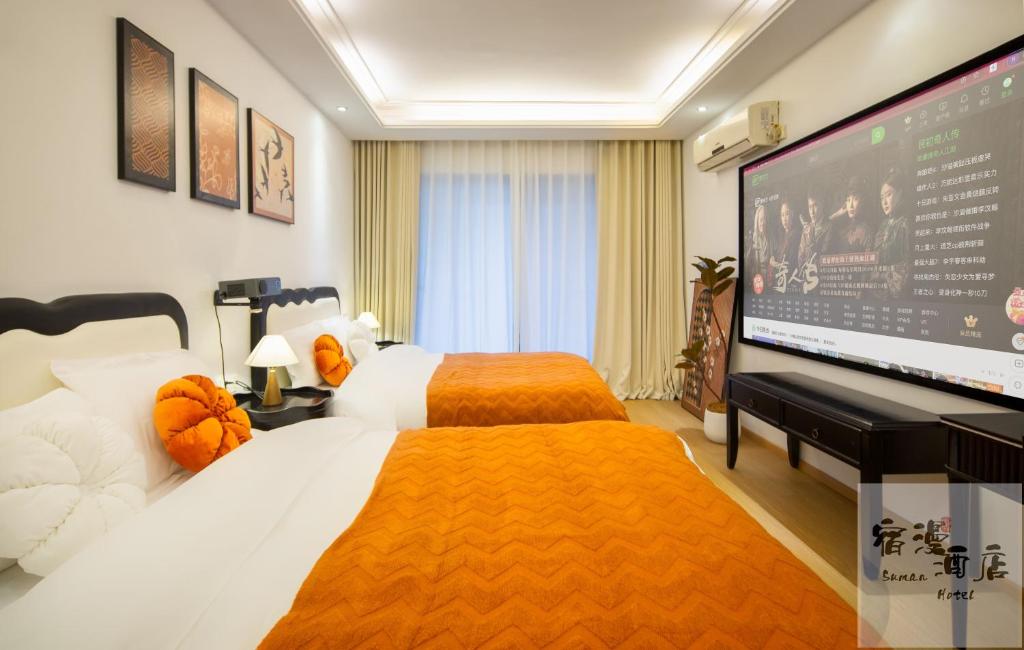 Postel nebo postele na pokoji v ubytování Su Man Designer River View Hotel宿漫设计师江景酒店重庆洪崖洞店