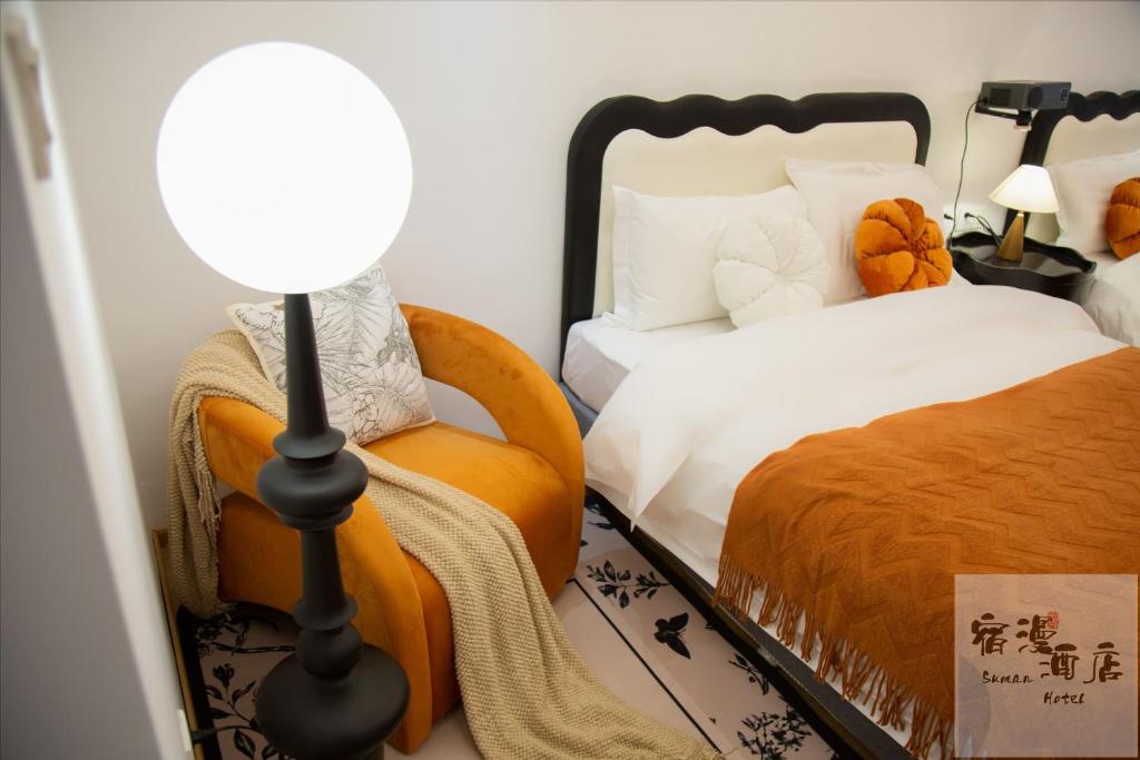 Postel nebo postele na pokoji v ubytování Su Man Designer River View Hotel宿漫设计师江景酒店重庆洪崖洞店