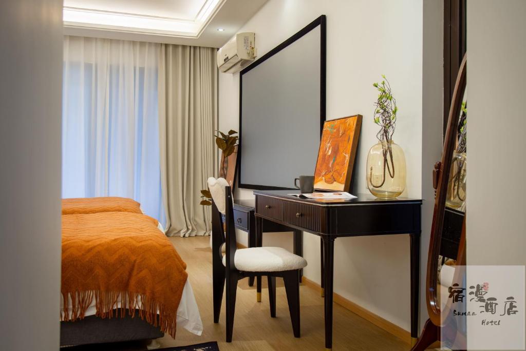 Postel nebo postele na pokoji v ubytování Su Man Designer River View Hotel宿漫设计师江景酒店重庆洪崖洞店