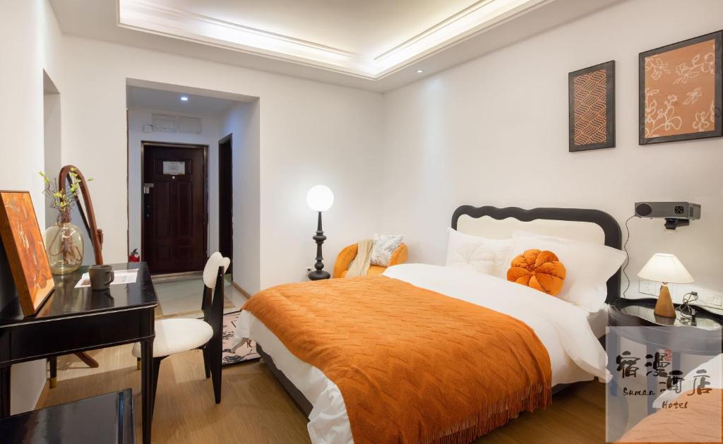 Postel nebo postele na pokoji v ubytování Su Man Designer River View Hotel宿漫设计师江景酒店重庆洪崖洞店