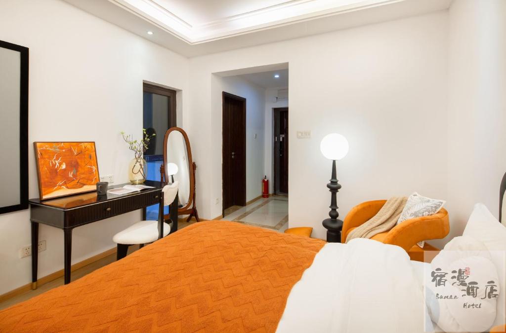 Postel nebo postele na pokoji v ubytování Su Man Designer River View Hotel宿漫设计师江景酒店重庆洪崖洞店