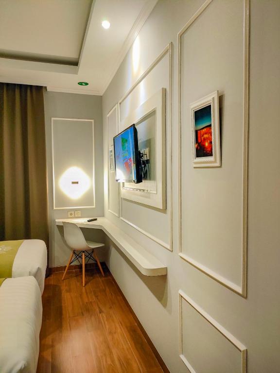 TV a/nebo společenská místnost v ubytování Dafam Enkadeli Thamrin Jakarta Syariah