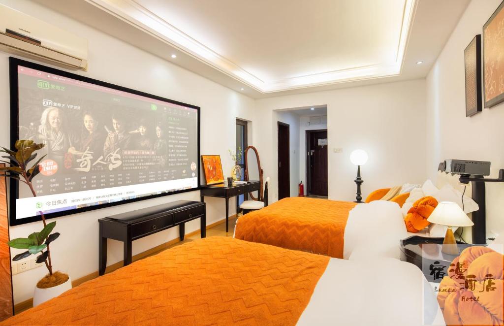 TV a/nebo společenská místnost v ubytování Su Man Designer River View Hotel宿漫设计师江景酒店重庆洪崖洞店