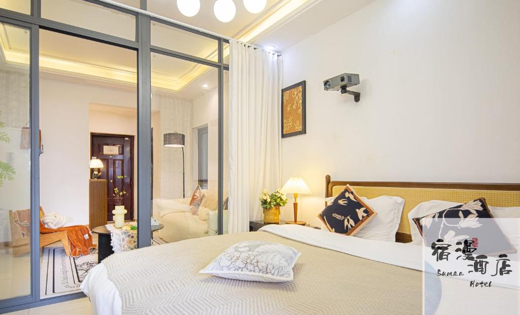 Postel nebo postele na pokoji v ubytování Su Man Designer River View Hotel宿漫设计师江景酒店重庆洪崖洞店