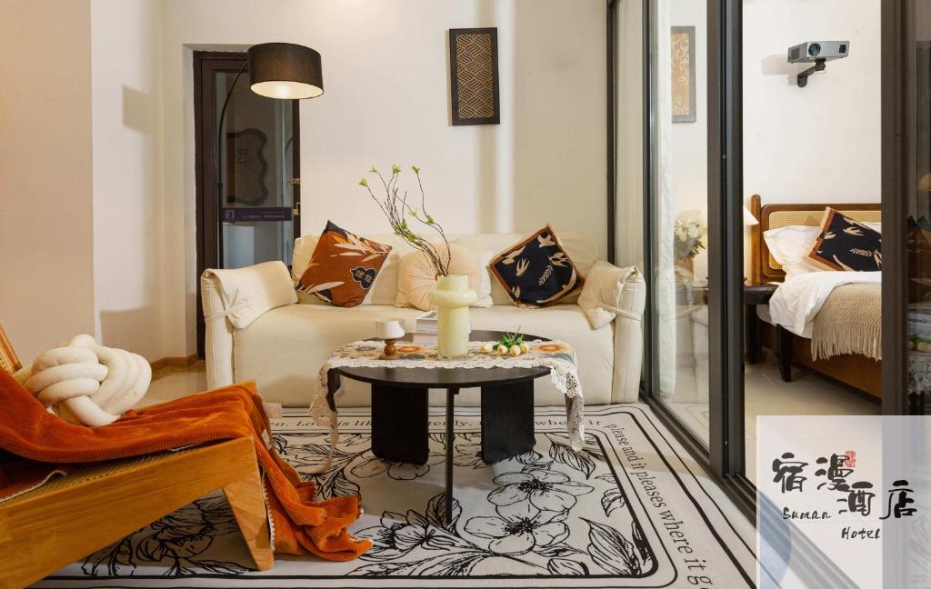 Postel nebo postele na pokoji v ubytování Su Man Designer River View Hotel宿漫设计师江景酒店重庆洪崖洞店
