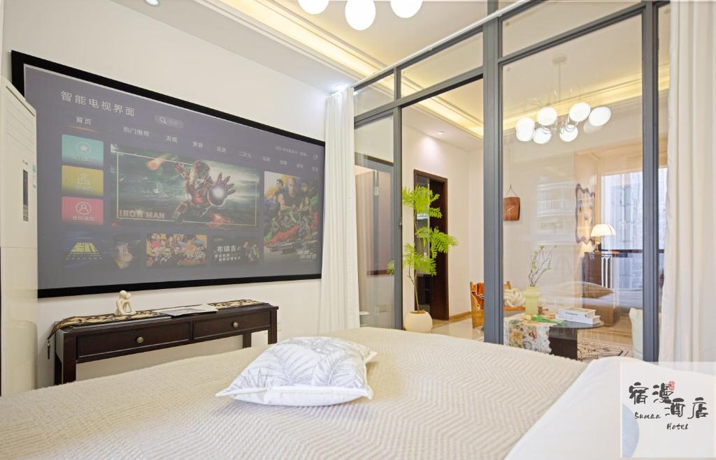 Postel nebo postele na pokoji v ubytování Su Man Designer River View Hotel宿漫设计师江景酒店重庆洪崖洞店
