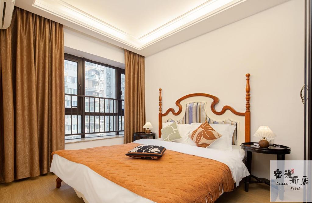 Postel nebo postele na pokoji v ubytování Su Man Designer River View Hotel宿漫设计师江景酒店重庆洪崖洞店
