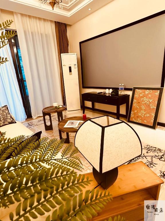TV a/nebo společenská místnost v ubytování Su Man Designer River View Hotel宿漫设计师江景酒店重庆洪崖洞店