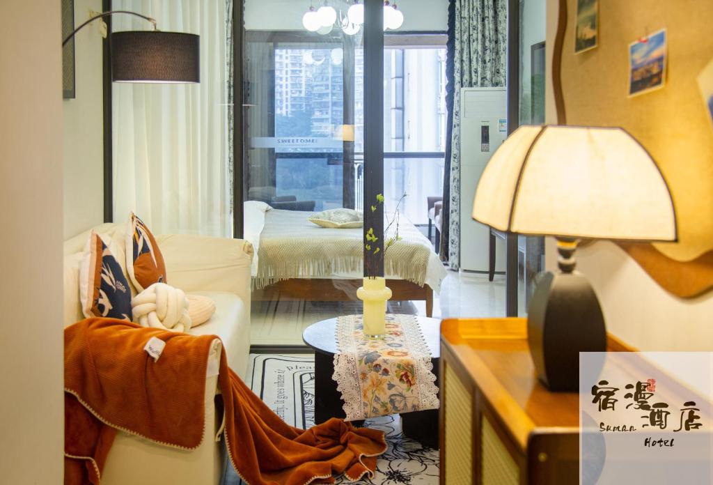 Postel nebo postele na pokoji v ubytování Su Man Designer River View Hotel宿漫设计师江景酒店重庆洪崖洞店