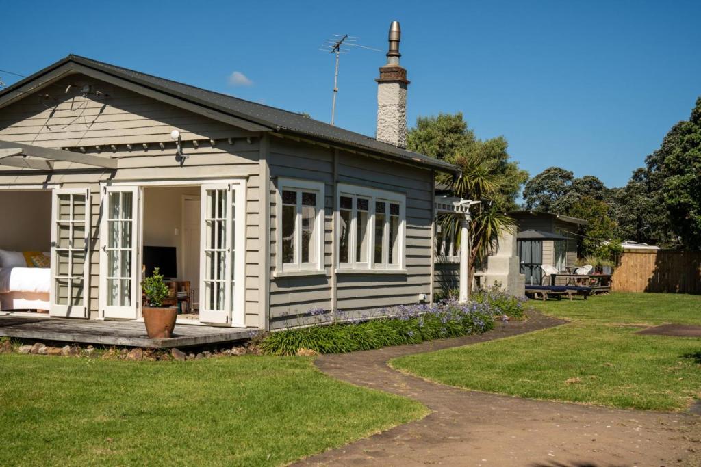 Waiheke IslandにあるTaimana Beach Front, Surfdaleの小屋(ポーチ付)