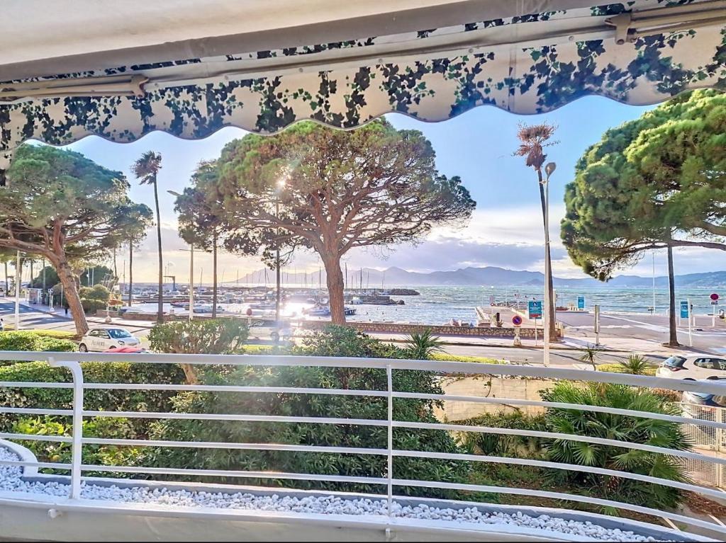 d'un balcon avec vue sur la plage. dans l'établissement le Romance Palm Beach & vue mer et Croisette, à Cannes