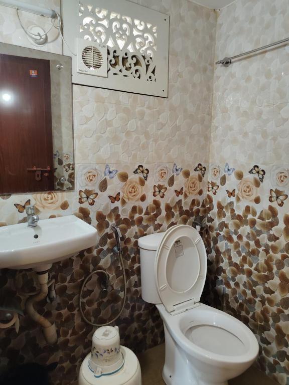 Koupelna v ubytování Janatha Homestay