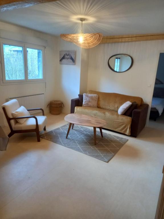 un salon avec un canapé et une table dans l'établissement appartement centre ville de Laruns 2 ou 3 personnes, à Laruns