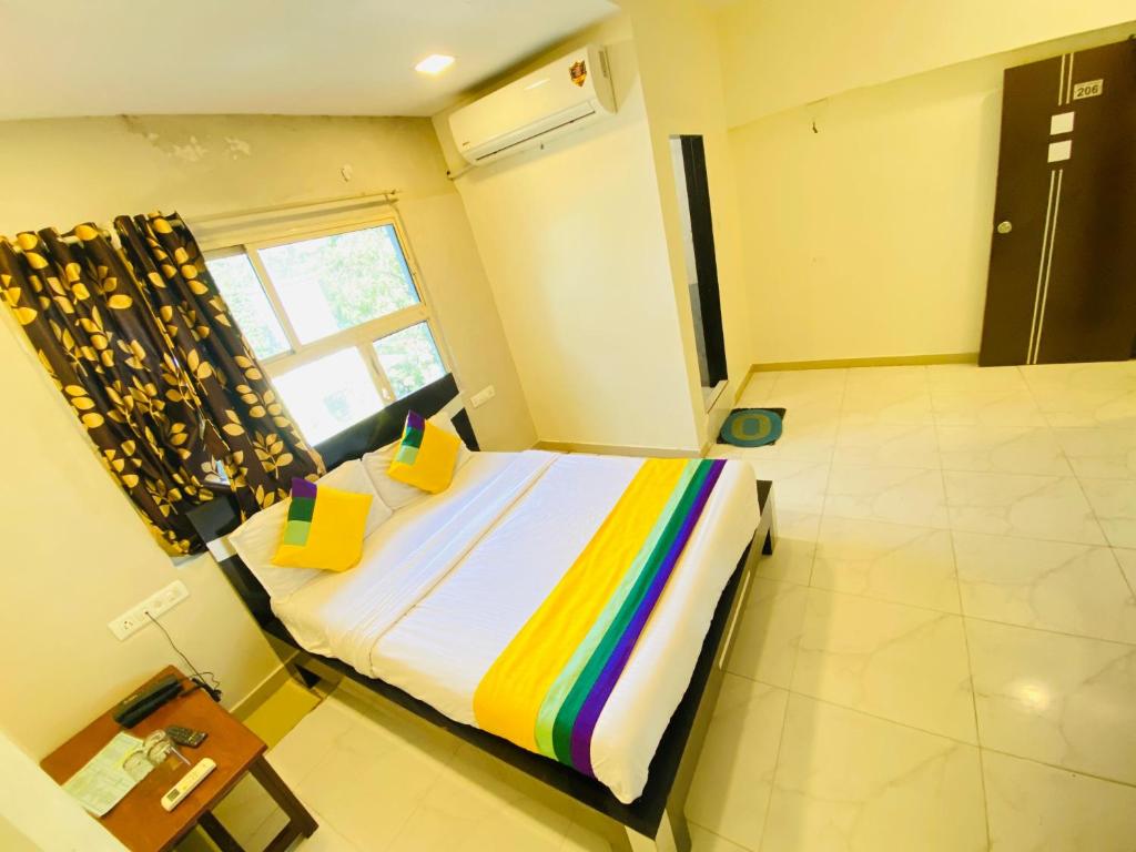 Postel nebo postele na pokoji v ubytování Hotel Aakash Navrangpura