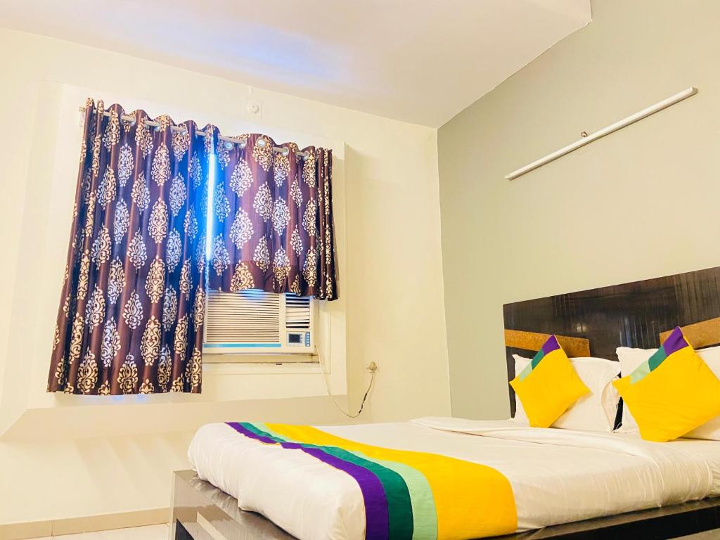 Postel nebo postele na pokoji v ubytování Hotel Aakash Navrangpura