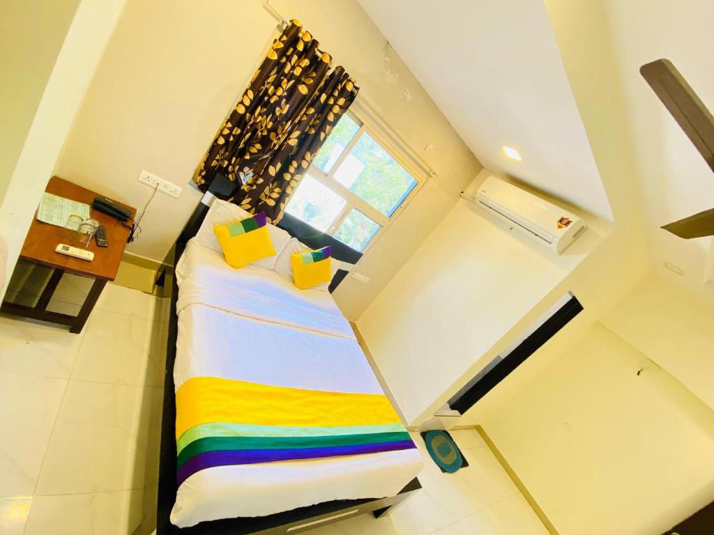 Postel nebo postele na pokoji v ubytování Hotel Aakash Navrangpura