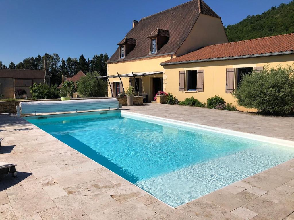 une piscine devant une maison dans l'établissement Maison au cœur du Périgord, à Saint-Vincent-le-Paluel