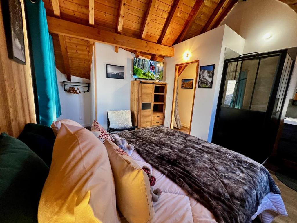 Łóżko lub łóżka w pokoju w obiekcie Chalet des Grangettes avec jardin, sauna et Appli Roadbook - Huez