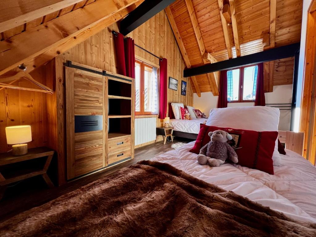 Łóżko lub łóżka w pokoju w obiekcie Chalet des Grangettes avec jardin, sauna et Appli Roadbook - Huez