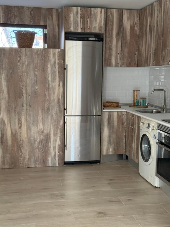 ムルシアにあるApartamentos Murcia ríoのキッチン(ステンレス製の冷蔵庫、食器洗い機付)