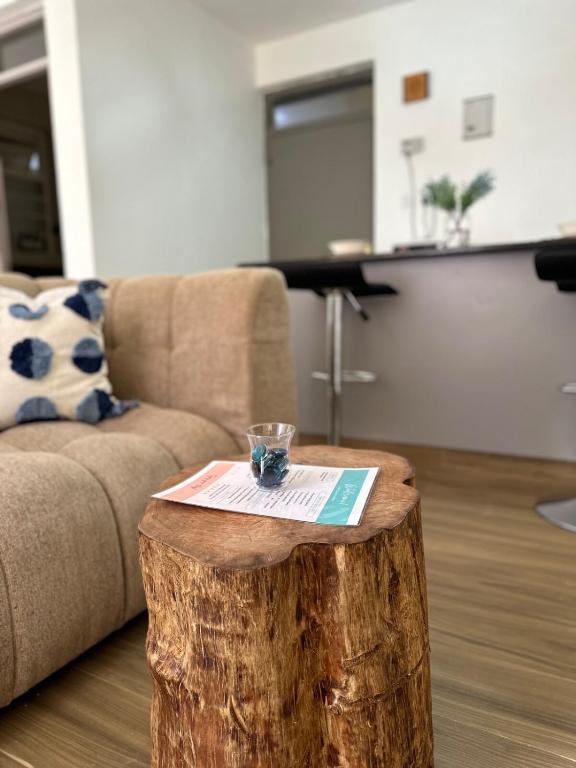 a living room with a tree stump coffee table at Spacious studio Ruaka in Ruaka