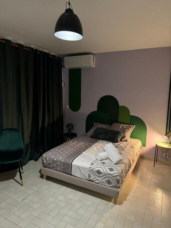 Postel nebo postele na pokoji v ubytování Émeraude
