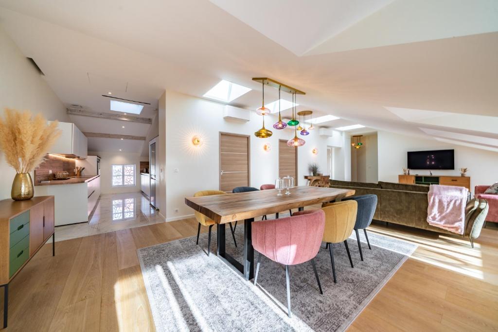 une cuisine et une salle à manger avec une table et des chaises en bois dans l'établissement 4 pièces sur la rue d'Antibes - Rénové et climatisé, à Cannes