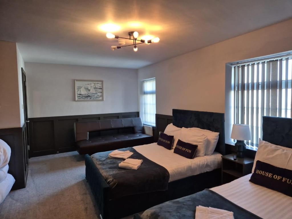 En eller flere senge i et værelse på Serenity Holiday Apartments