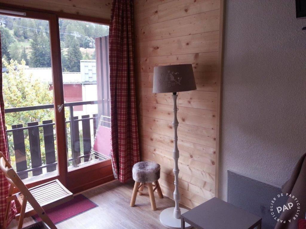 Cette chambre dispose d'une lampe et d'une fenêtre avec un balcon. dans l'établissement STUDIO - LA TRIADE - 50m remontée VAL CENIS LE HAUT, à Lanslevillard
