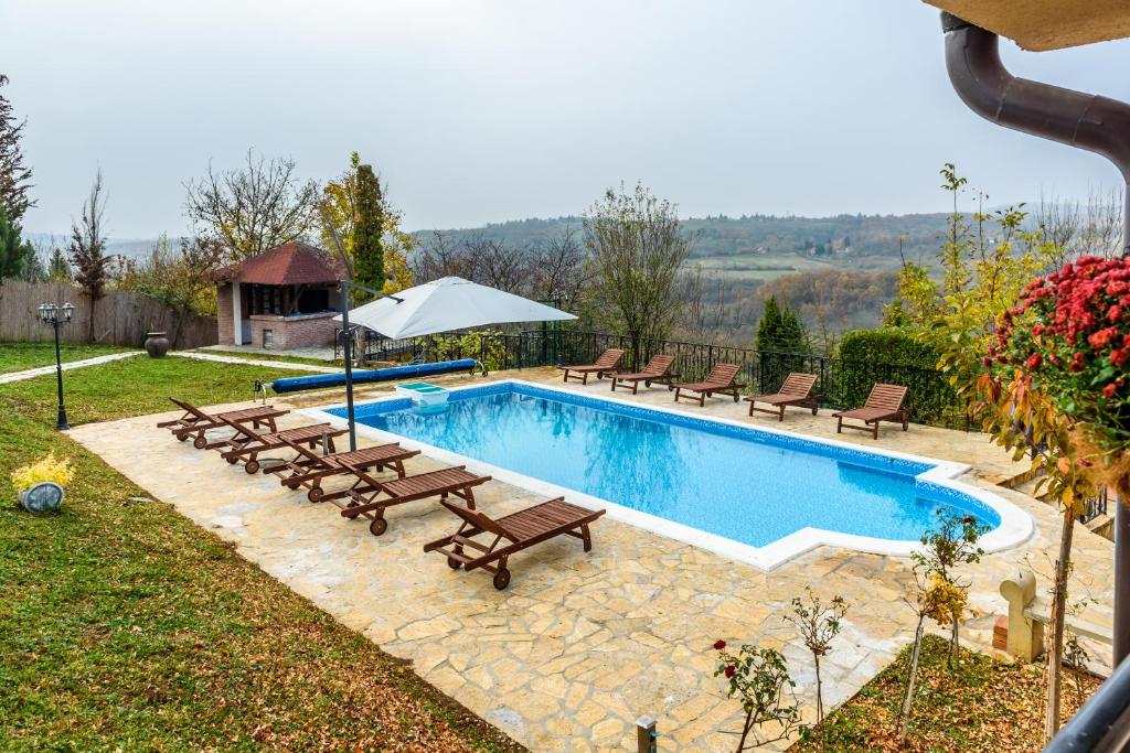 Bazén v ubytování Alrawda Resort nebo v jeho okolí